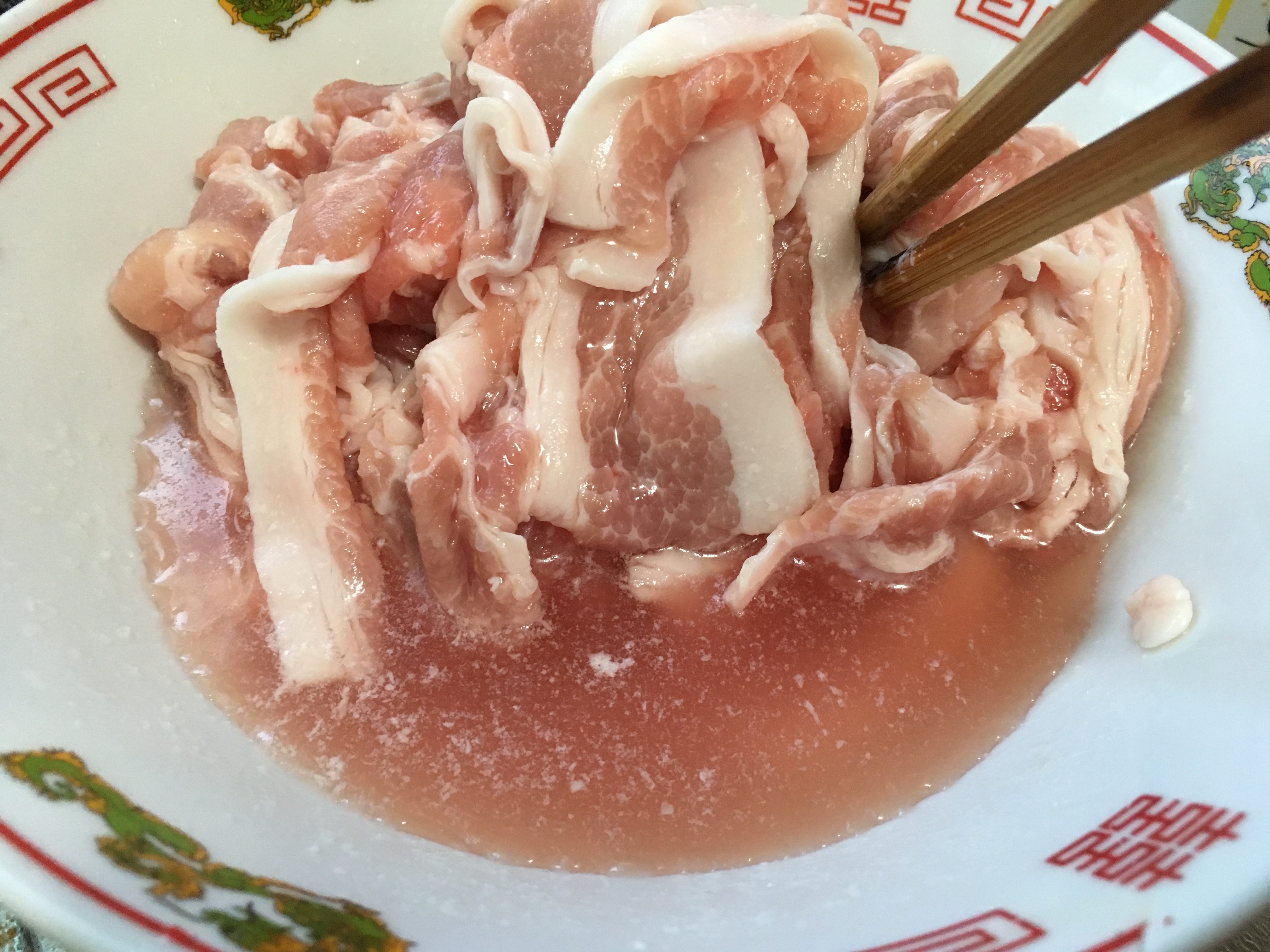 スーパーの肉の赤いのは血ではなかった