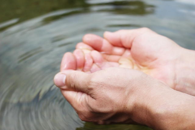 汚い水をきれいにでき、飲み水に変えられる浄水貯蔵機を知ってますか？